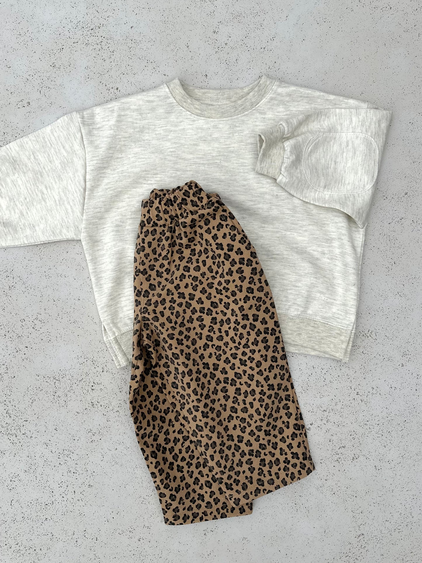 Patch pancake sweater - oatmeal