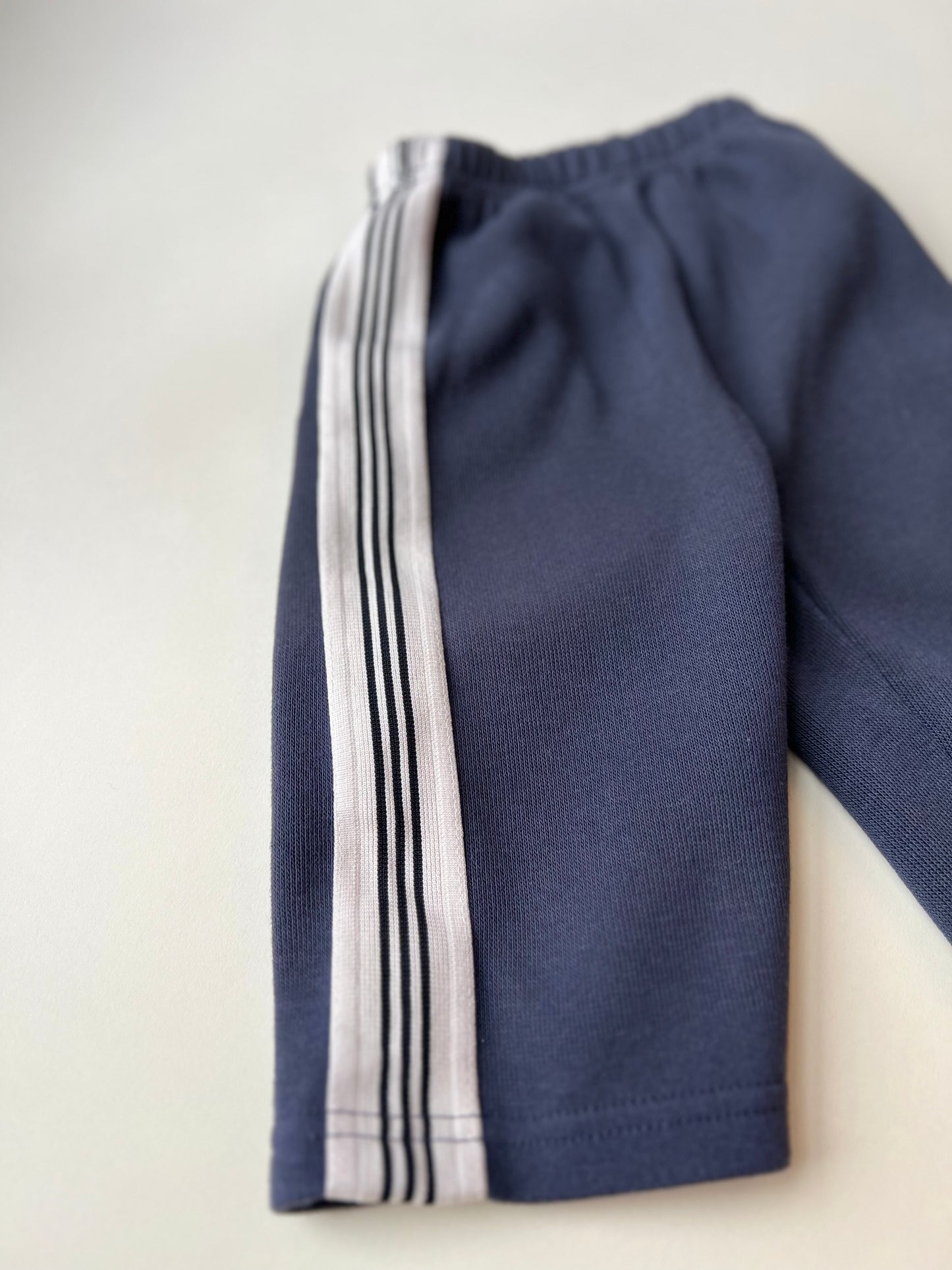 Tape line pants - charcoal/navy