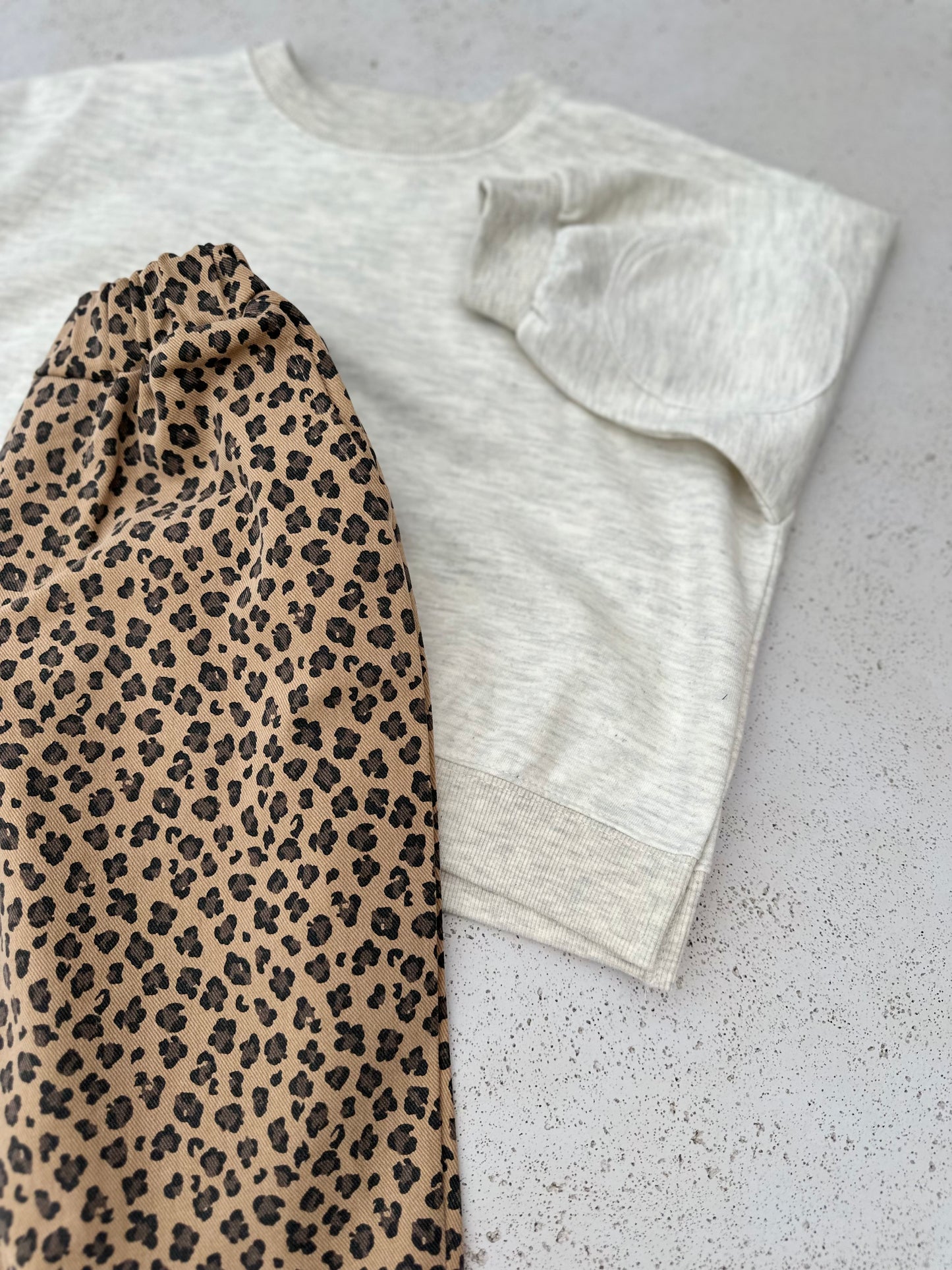 Patch pancake sweater - oatmeal