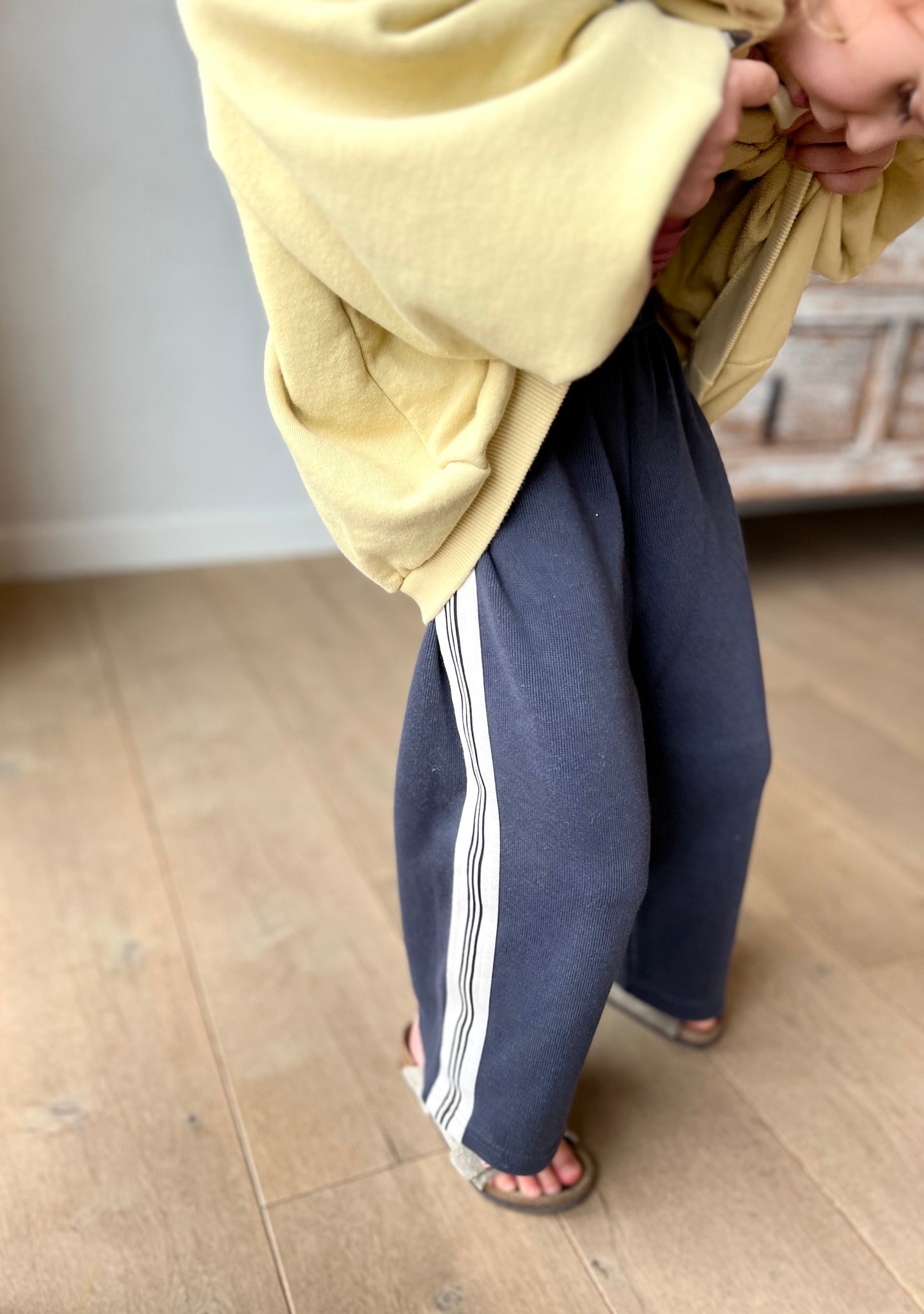 Tape line pants - charcoal/navy