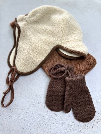 Bunny mittens with cord