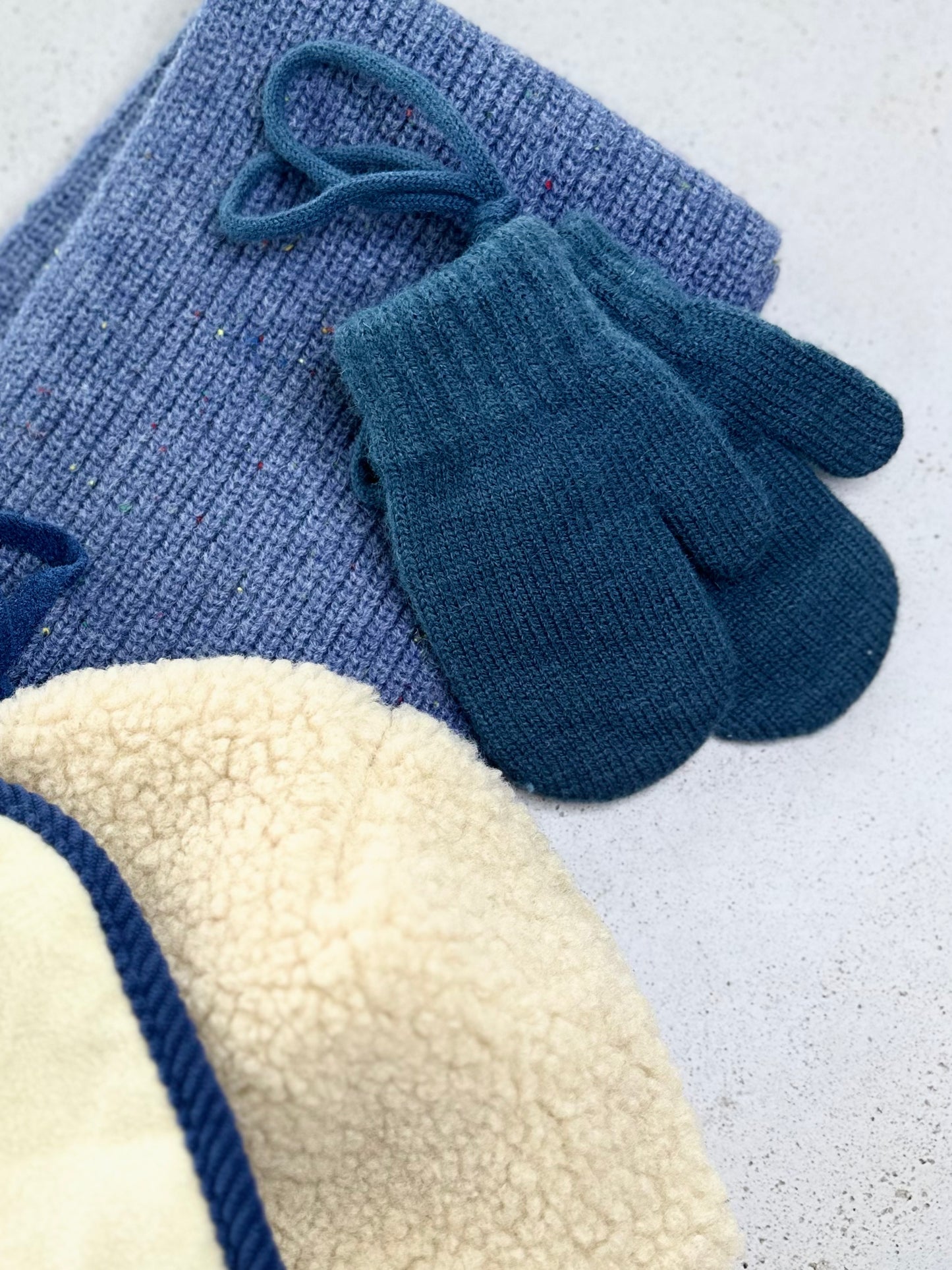 Bunny mittens with cord